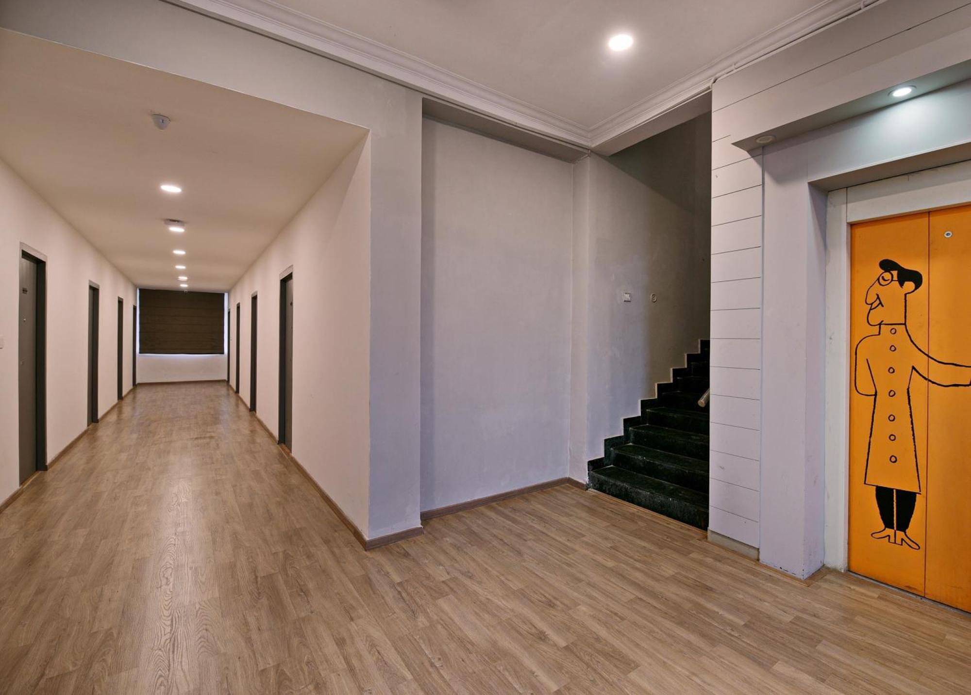 Hotel Townhouse Function Near Chaudhary Charan Singh International Airport