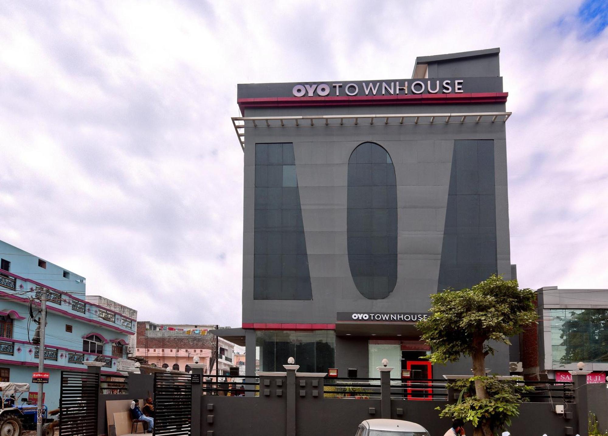 Hotel Townhouse Function Near Chaudhary Charan Singh International Airport Lucknow
