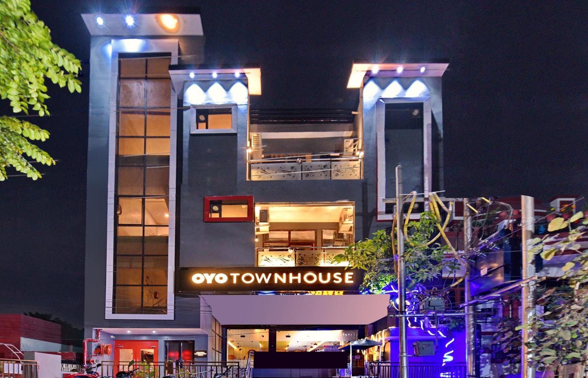Super Townhouse 244 Munshipuliya 4*