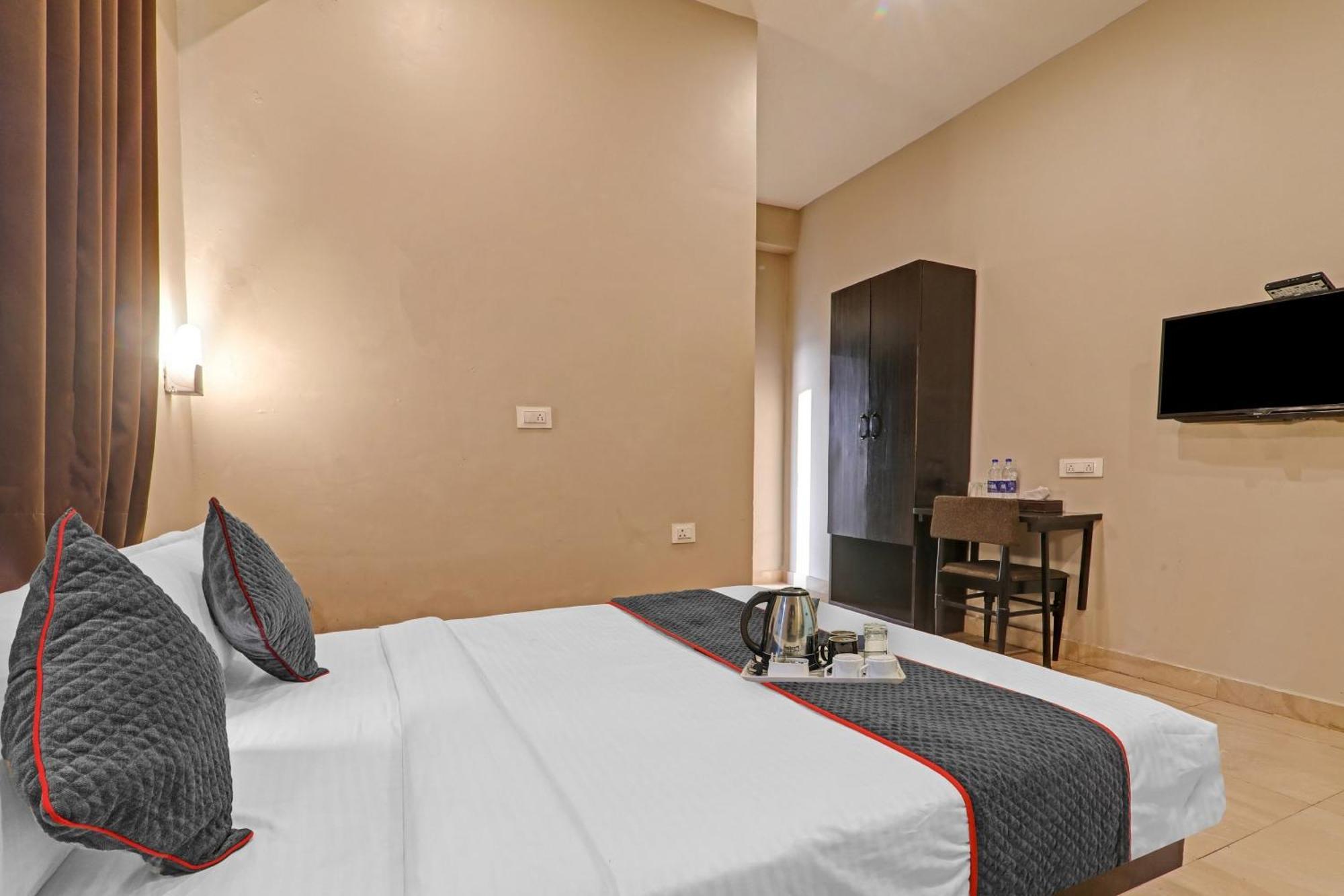 Super Townhouse Amaraa Near Phoenix Palassio Hotel 4*