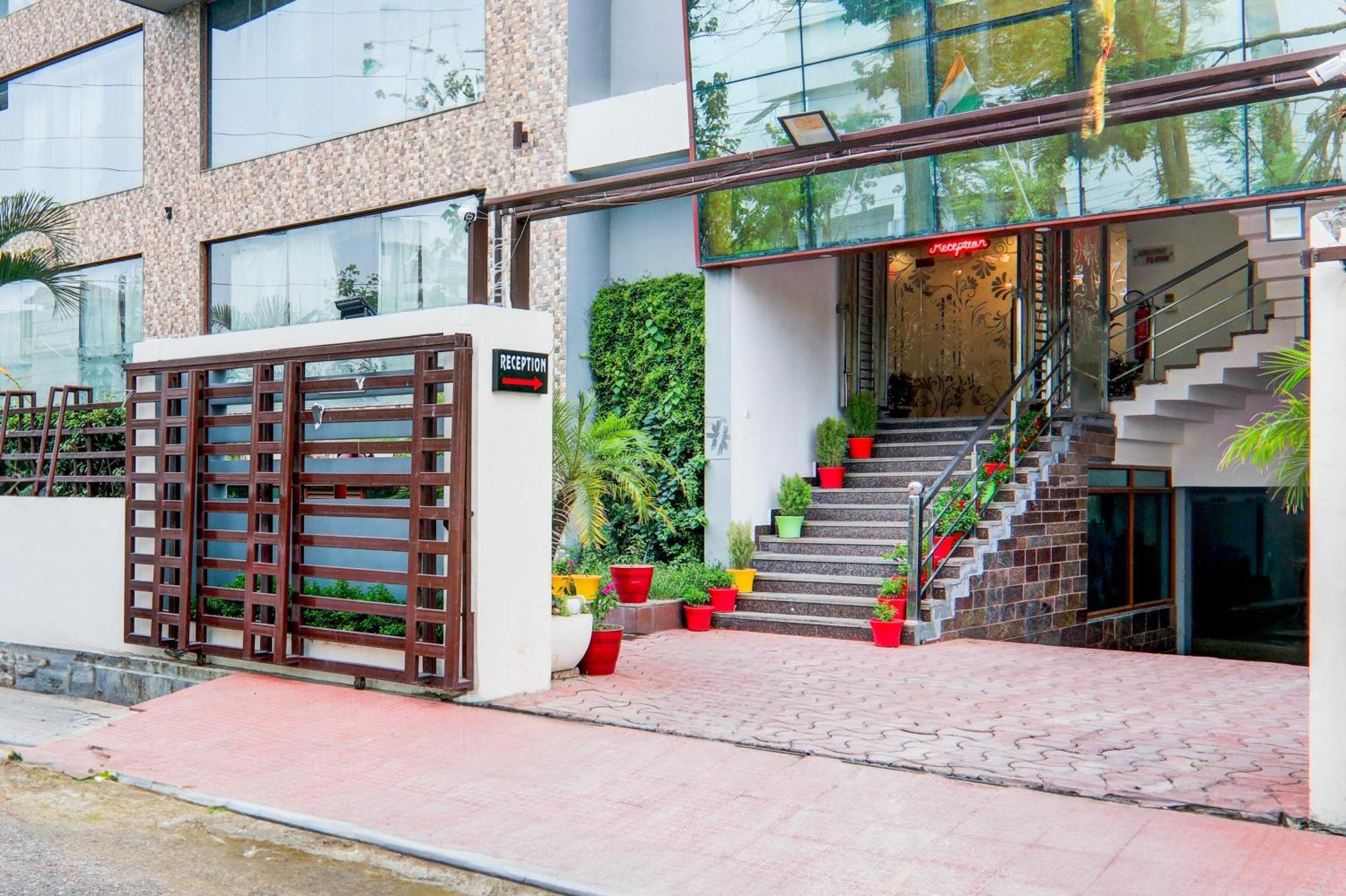 Townhouse Sakura Hotel Lucknow