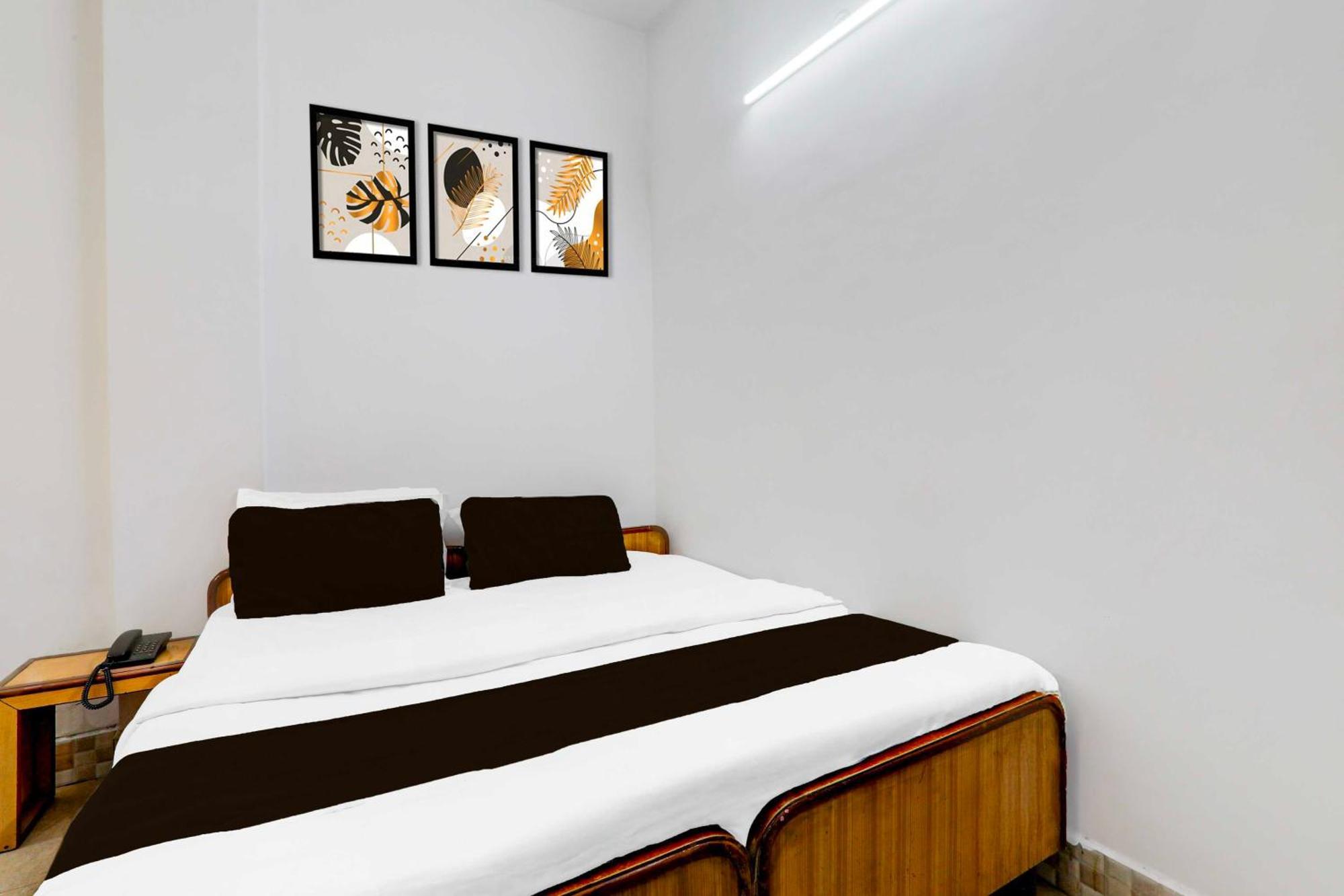 Collection O Insaf Nagar Munshipuliya Hotel 3*