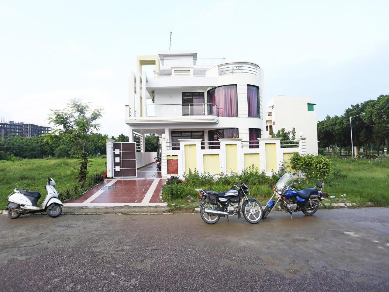Oyo 18648 Raj Hotel Lucknow