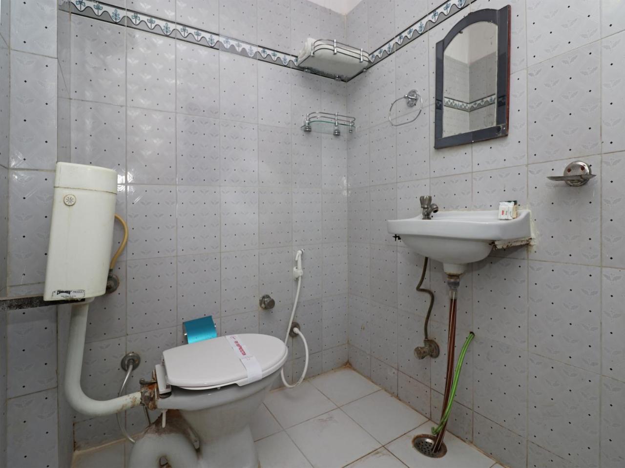 Oyo 23009 Maxx Hotel 3*