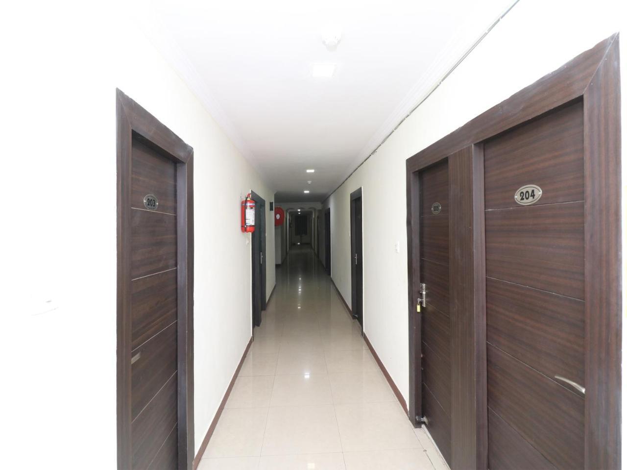 Oyo 23009 Maxx Hotel 3*
