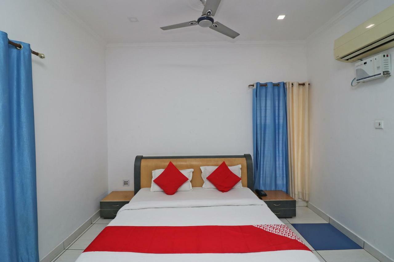Oyo 11069 Star 3* Lucknow