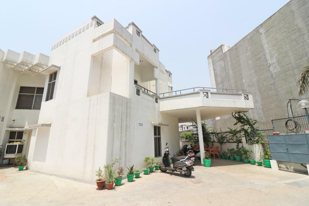 Oyo 11069 Star Lucknow