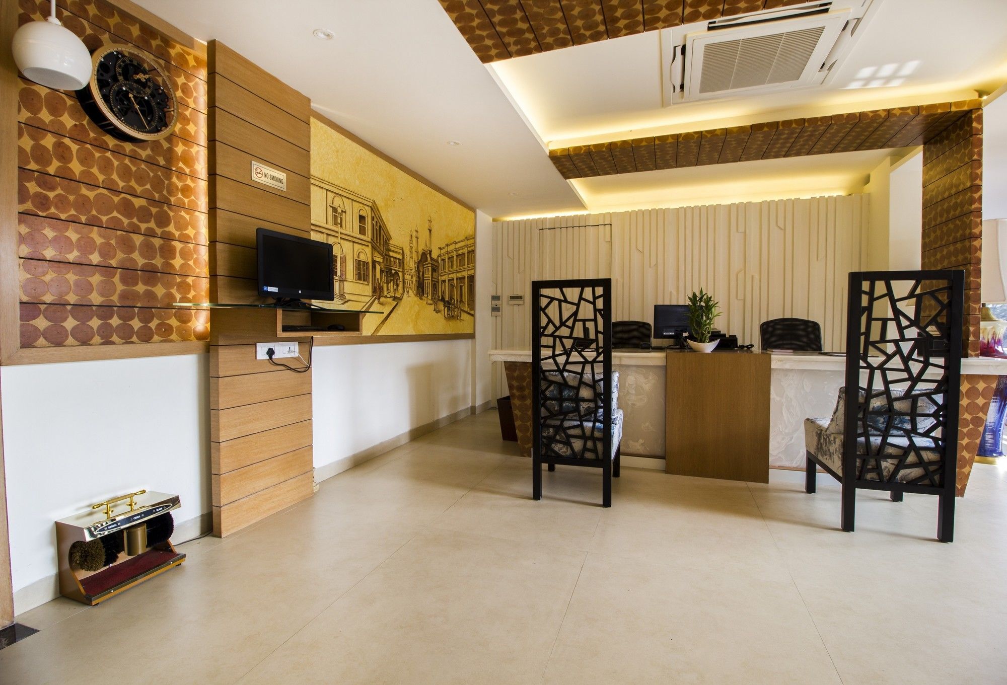 Fabhotel V Charbagh Hotel