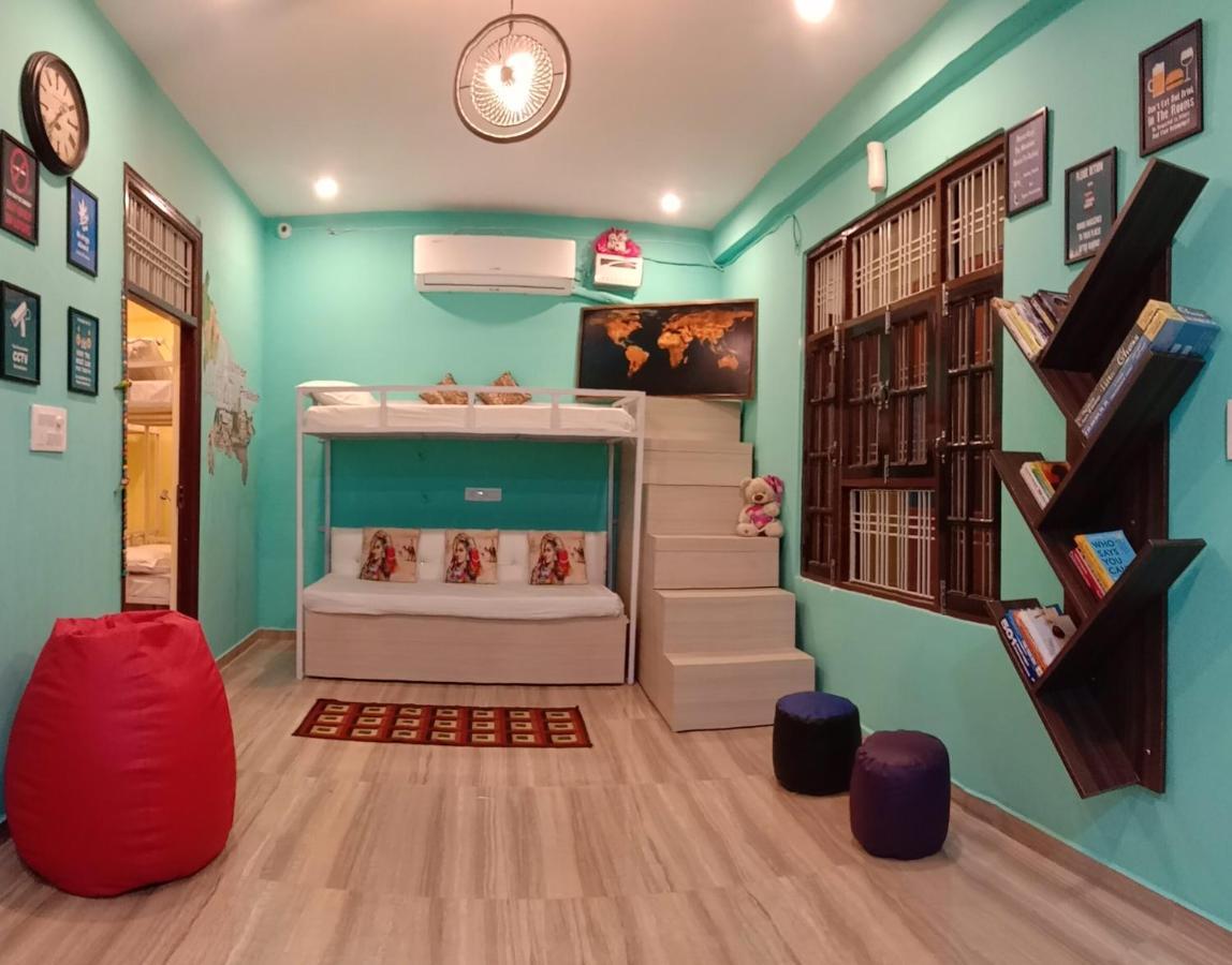 Hostel Hashtag Traveler's *